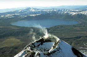На переднем плане - вершина Карымского вулкана, на дальнем - кальдера вулкана Академии наук, озеро Карымское. Снимок USGS.