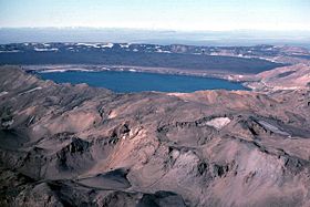 Озеро Ёскьюватн в кратере Аскьи (1984 г.). Снимок USGS.