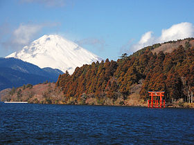 Гора Фудзи на заднем плане, тори храма Хаконэ на переднем
