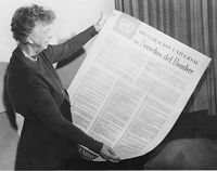 Элеонора Рузвельт с испанской версией декларации прав человека.