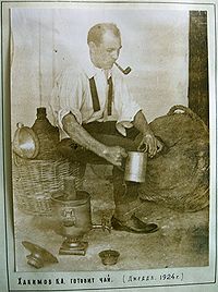 Карим Хакимов заваривает чай в Джидде, 1924