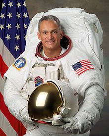 Джон Оливас, официальный портрет НАСА (18 сентября 2006)