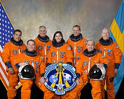 Сзади слева направо: Хосе Эрнандес, Джон Оливас, Кристер Фуглесанг, Патрик Форрестер   Впереди слева направо: Кевин Форд, Николь Стотт, Фредерик Стеркоу