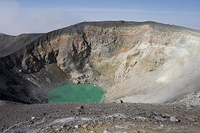 Взрывная воронка в одном из трёх вершинных кратеров (2006 г.).