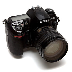 Appareil photo reflex numérique Nikon D200 (de face).jpg