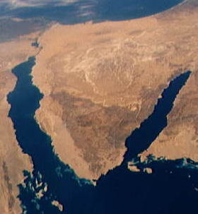 Синайский полуостров: слева — Суэцкий залив, справа — залив Акаба