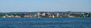 Панорама города со стороны озера