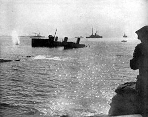 Севший на мель HMS Louis под огнём турецких батарей. Бухта Сувла.
