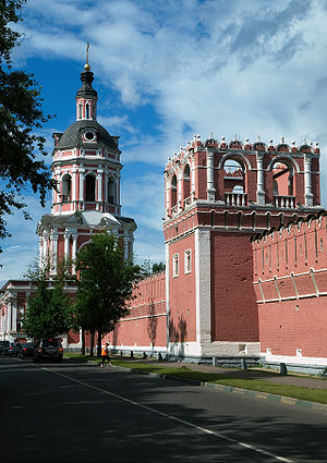 Стена и башня Донского монастыря (на втором плане — надвратная колокольня)